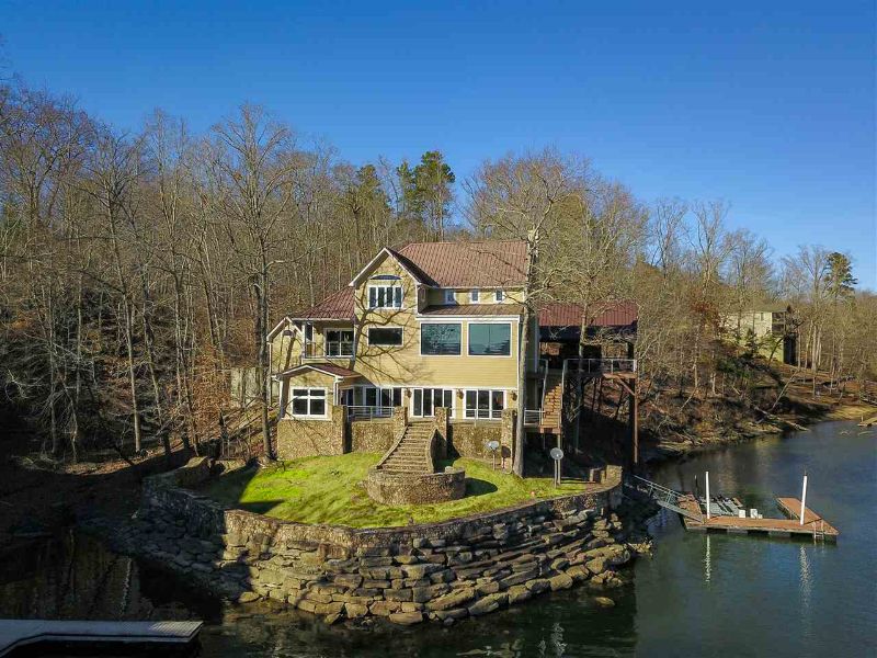 waterfront house in Pickwick Lake, TN